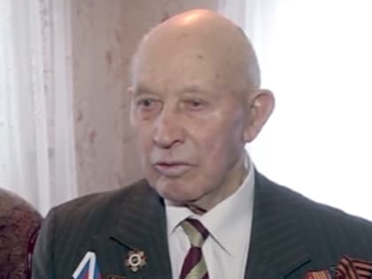 Губернатор Дмитрий Азаров поздравил ветерана ВОВ Ивана Кутлина со столетним юбилеем