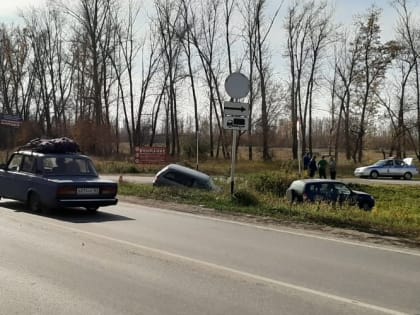 На трассе Тольятти-Хрящевка две машины вылетели в кювет