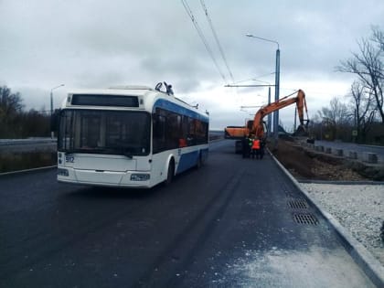 (фото) В Самаре экскаватор махнул ковшом и зацепил троллейбус