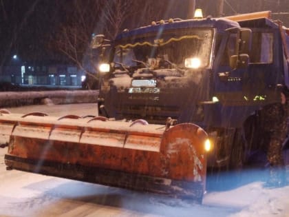 В Тольятти ночью легковушка столкнулась со снегоуборочной машиной