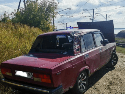 Утром в Октябрьске пьяный водитель на легковушке вылетел на поезд