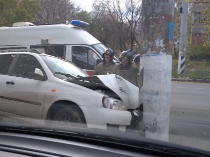 На видео попало жесткое ДТП «Нивы», «Лады» и столба в Тольятти