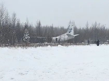 У самолета в Хабаровском крае отказал двигатель прямо на взлете. Борт на скорости въехал в лес: новости 25 января