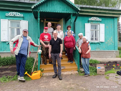 Коммунисты организовали субботник в доме-музее В.И. Ленина в с. Алакаевка.