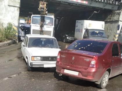 (фото) "Пятерка" протаранила "Рено" в Сызрани", ранена женщина-водитель иномарки