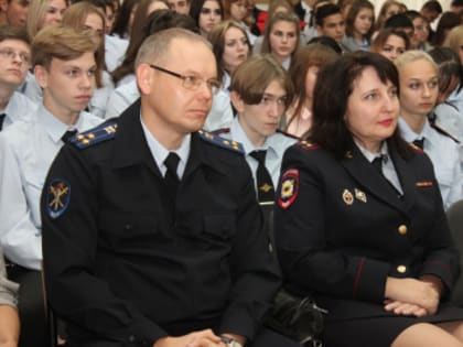 Полицейские приняли участие в праздничном мероприятии в Сызранском медико-гуманитарном колледже