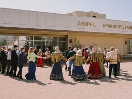 (фото) В Тольятти прошел фестиваль свадебных обрядов «Красная горка»