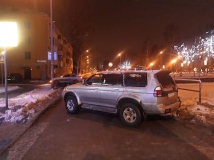 (фото) "Мицубиси" влетел в столб, столкнувшись с "Вестой" в Самаре