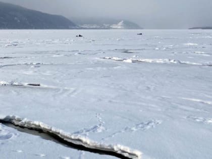 Двое мужчин на снегоходе провалились в промоину на Волге у Самары