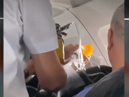 Видео из салона лайнера, который экстренно приземлился в Самарской области