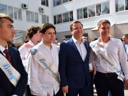 Губернатор Дмитрий Азаров пришел на последний звонок в родную школу