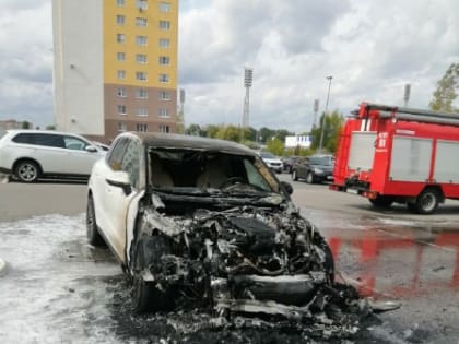 В Тольятти у торгового центра сгорел Porsche