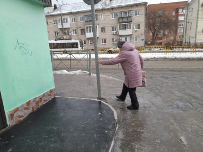 Шквалистый ветер и сильная гололедица. Оставайтесь дома!