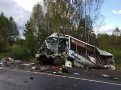 (фото) В страшном ДТП погибли 7 человек под Ярославлем, около 30 пострадавших