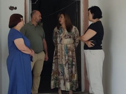 Замглавы проверила ход ремонтных работ в одной из тольяттинских школ