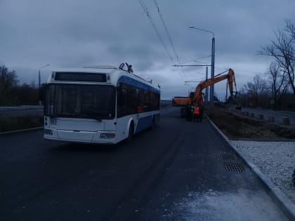 В Самаре троллейбус столкнулся с экскаватором