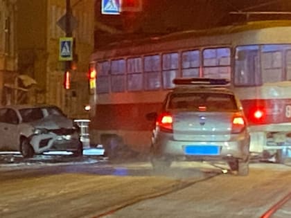 В Самаре на перекрёстке ул. Фрунзе и Пионерской трамвай протаранил легковушку