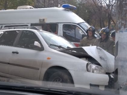 (фото) В Тольятти «Калина» влетела в столб, есть пострадавший