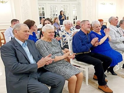 Пять тольяттинских семей  отмечены губернатором  за супружеское долголетие