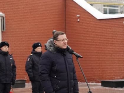 «Вечная память о них навсегда останется в наших сердцах»: губернатор Дмитрий Азаров возложил цветы к Вечному огню в память о погибших при исполнении служебных обязанностей