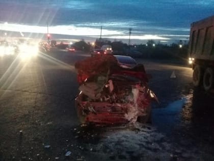 (фото) На Хрящевском шоссе в Тольятти легковушка влетела в большегруз, трое раненых