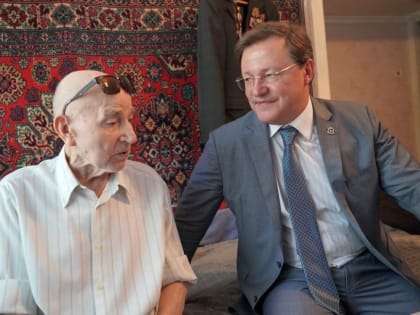 Дмитрий Азаров приехал к ветерану Великой Отечественной войны в день его 100-летнего юбилея