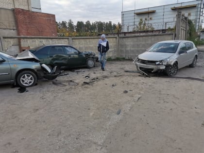 (фото) В Тольятти "Опель" протаранил "Калину", а та пробила бетонный забор автостоянки