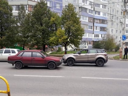 В Тольятти «Рендж Ровер» смял бок «Ладе», бросившейся ему под колеса