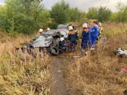 В Новокуйбышевске иномарка наехала на бордюрный камень, врезалась в столб и улетела в кювет