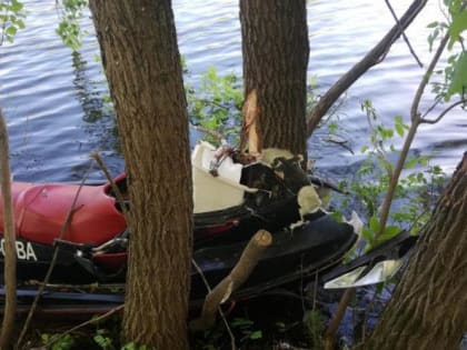 Найдено тело пассажирки гидроцикла, который врезался в дерево на реке Кинель