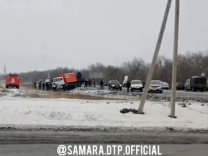 В Самарской области два человека погибли в результате столк­но­вения легко­вушки с КамАЗом