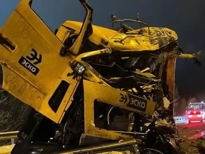 В Ленобласти автобус из Эстонии врезался в спецтехнику. В салоне были дети, есть погибшие: видео