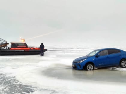 Спасатели спасли водителя, чей автомобиль провалился под лёд