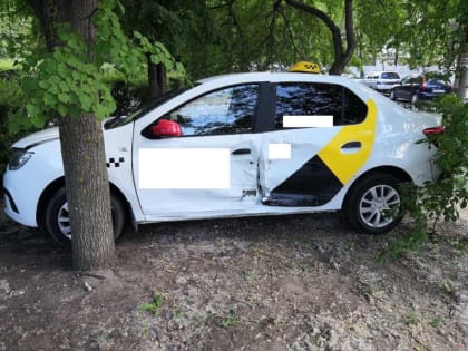 В Тольятти автомобиль Киа врезался в такси, которое потом врезалось в фонарь
