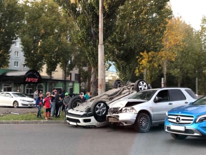 В Тольятти «Мерседес» перевернул на дороге «Фольксваген»