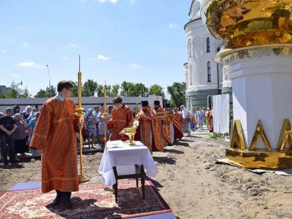 НА КРЕЩАЛЬНОМ ХРАМЕ ПОВОЛЖСКОГО ПРАВОСЛАВНОГО ИНСТИТУТА ЗАСИЯЛ КРЕСТ