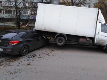 Фиаско с парковкой: в Тольятти водитель «Шевроле» залетел под «Газель»