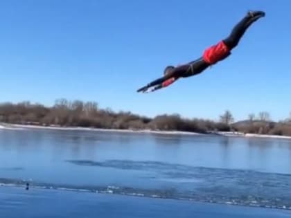 На видео сняли экстремальный прыжок в прорубь с качелей