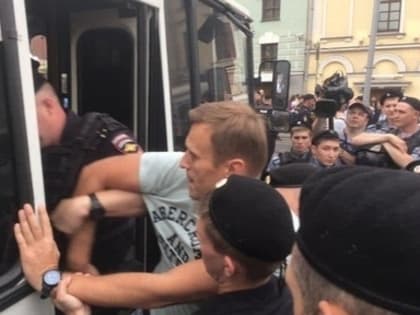 Навальный схвачен на акции в защиту журналиста Голунова. Журналистов тоже вяжут