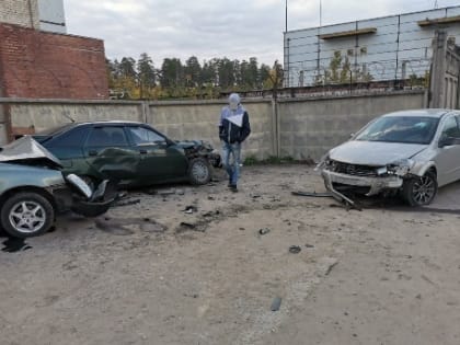 (фото) В Тольятти водитель «Опеля» протаранил «Калину», которая пробила забор стоянки