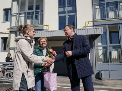 Дмитрий Азаров вручил ключи от новых квартир семьям врачей и учителей из Кинель-Черкасс