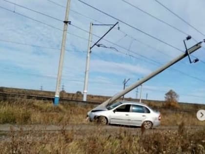 В Самарской области водитель «Лады» врезался в столб и убежал