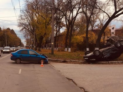 В Самаре «Гранта» перевернулась после столкновения с «Калиной»