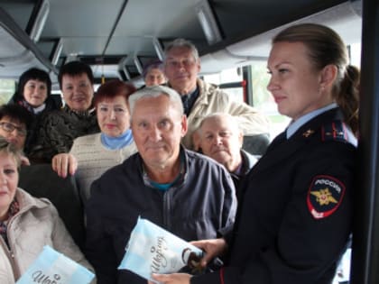 Полицейские Самарской области поздравили пенсионеров с «Днем пожилого человека»