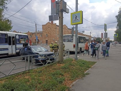 В Сызрани на центральной улице столкнулись две легковушки и автобус