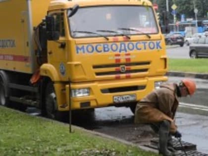 На юго-востоке Москвы несколько рабочих смыло в ливневый колодец во время грозы