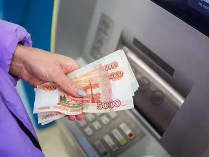 «Сейчас стране как никогда нужны долгосрочные ресурсы». Известные экономисты — о заморозке вкладов и к чему это приведет