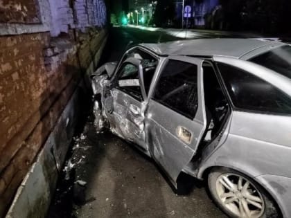 (фото) Пять человек, дерево, дорожный знак и здание пострадали в ДТП в Сызрани