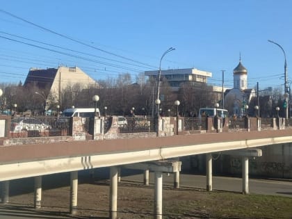 Грядет ремонт: Глава Тольятти спросил у жителей, что делать с замками молодоженов на мосту