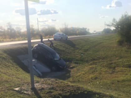 (фото) «Гранта» выбила японский внедорожник в глубокий кювет в Самарской области